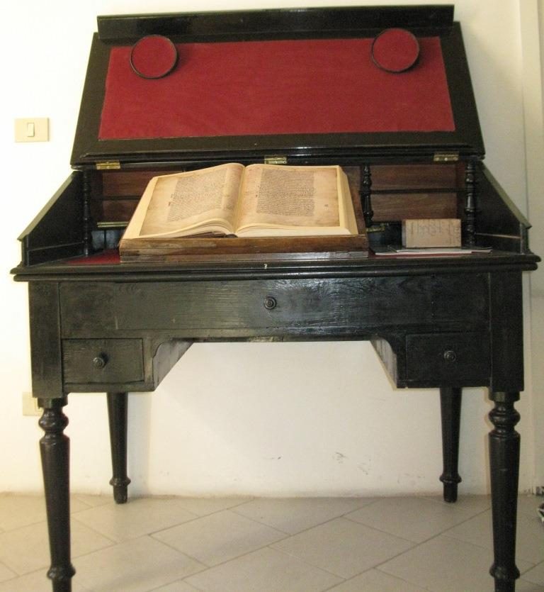 Salvatore%20Tommasi%27s%20writing%20desk.JPG